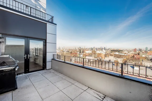 a view of entryway with washer and dryer