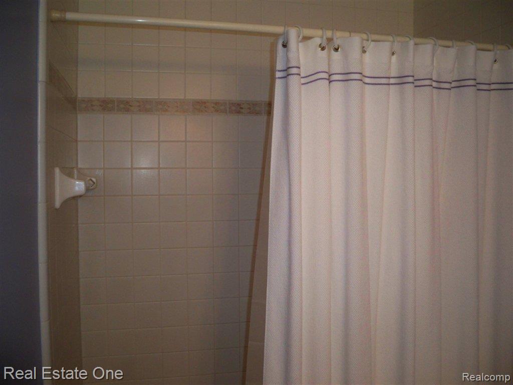 140 Pine Tree Ridge, Unit 56 Waterford, MI 48327 - Photo 14 of 15 Tub/Shower