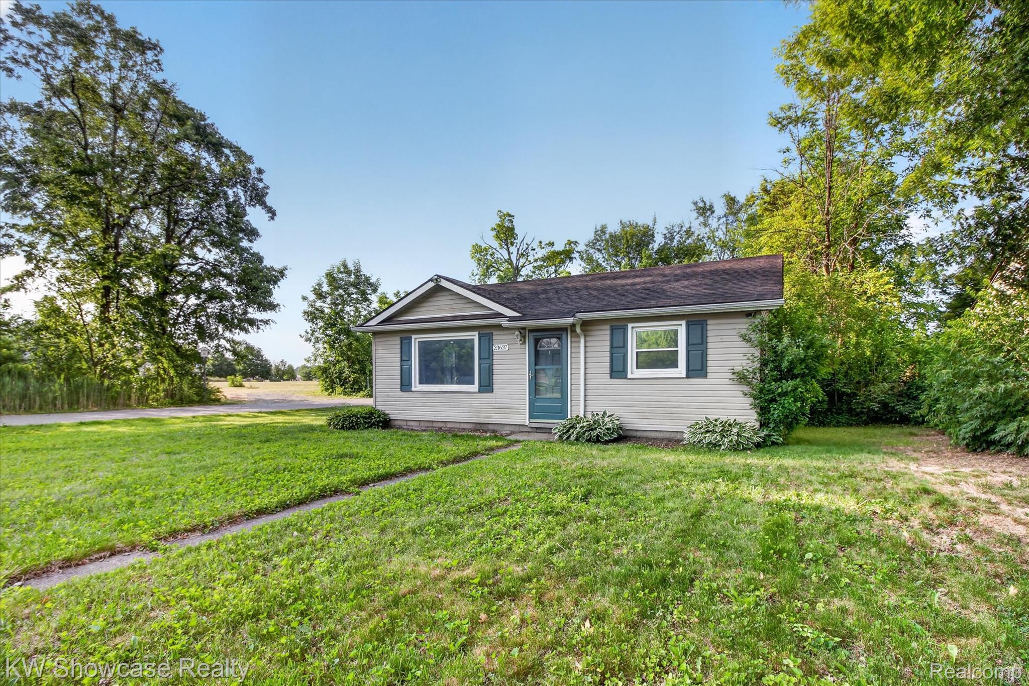 23637 Superior Road Taylor, MI 48180 - Photo 4 of 33 04-23637-Superior Rd-WindowStill.jpg