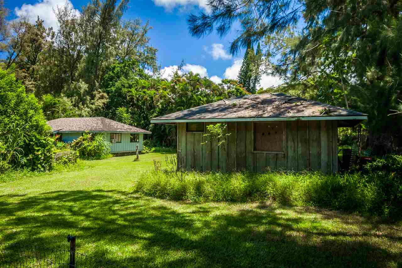 579 Kawelo Road Haiku, HI 96708 - Photo 25 of 30 Ohana on left, tack-room on right
