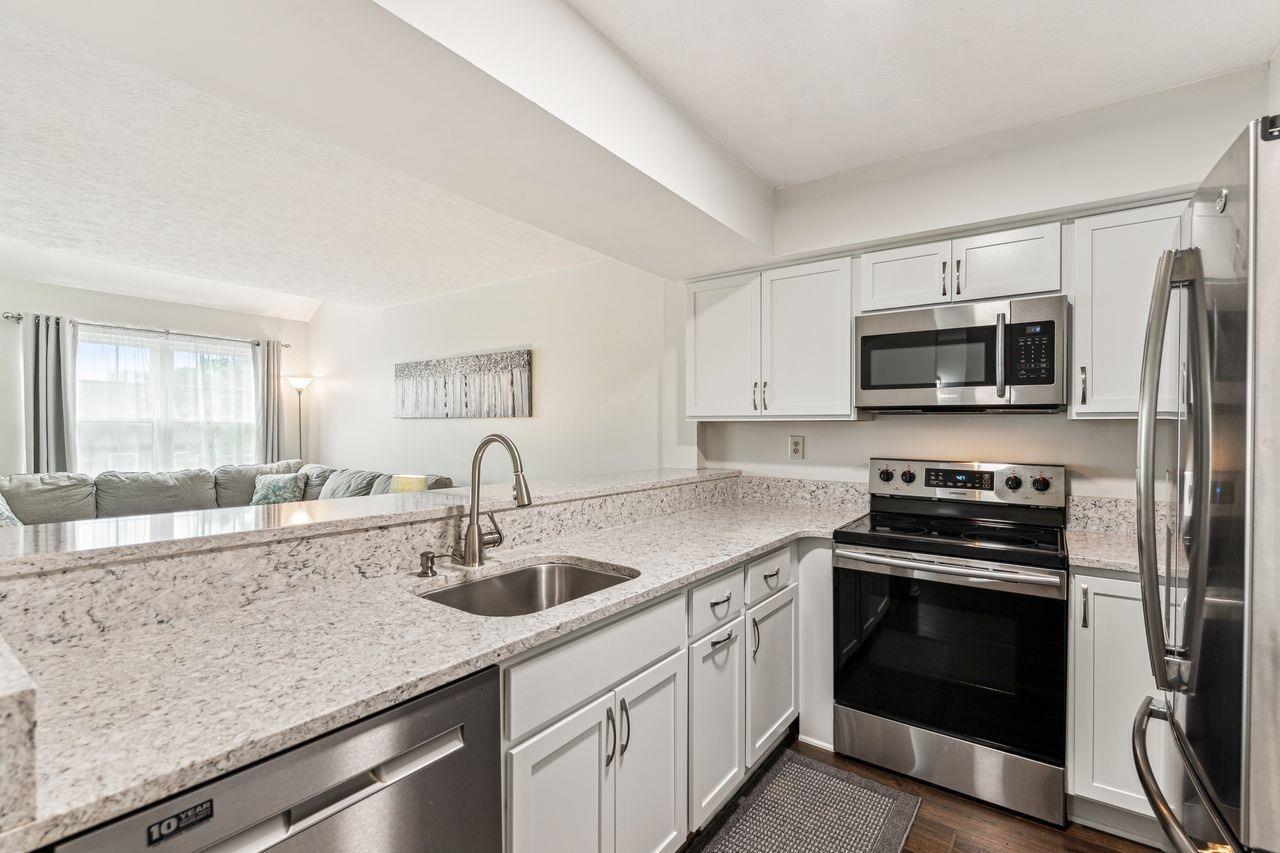 10555 Montgomery Road, Unit 61 Montgomery, OH 45242 - Photo 4 of 33