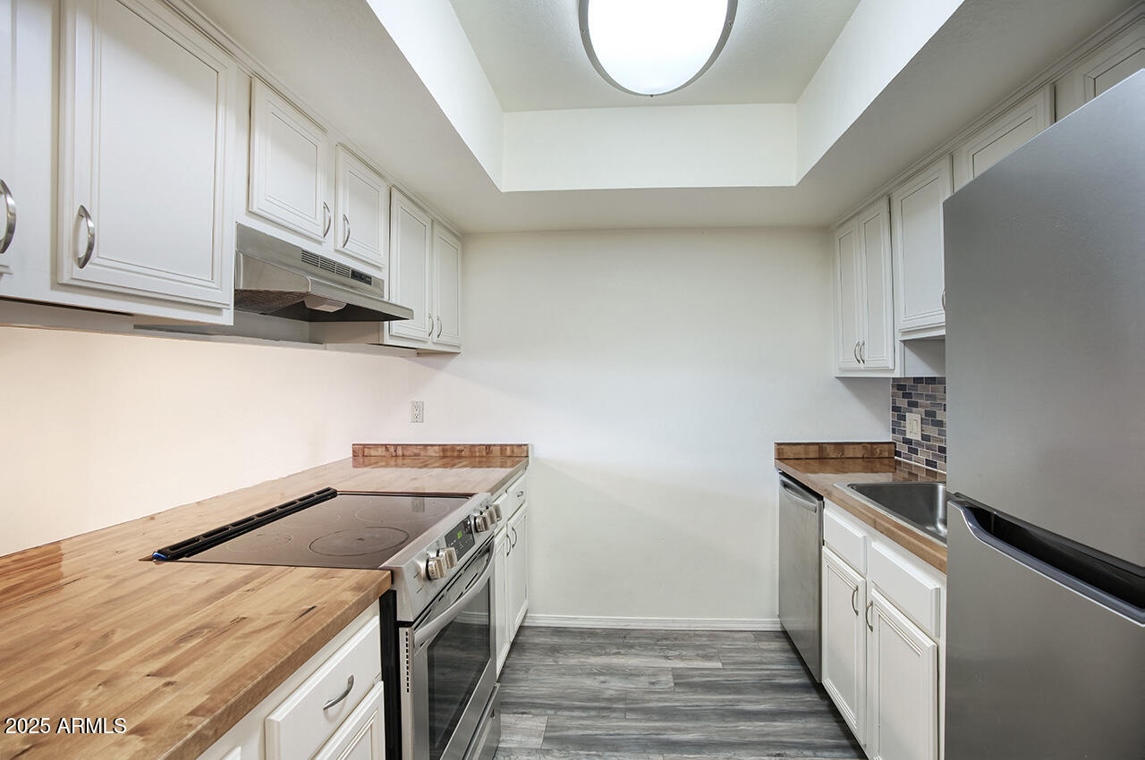 1402 East Guadalupe Road, Unit 149 Tempe, AZ 85283 - Photo 6 of 16 a kitchen that has a sink and a stove