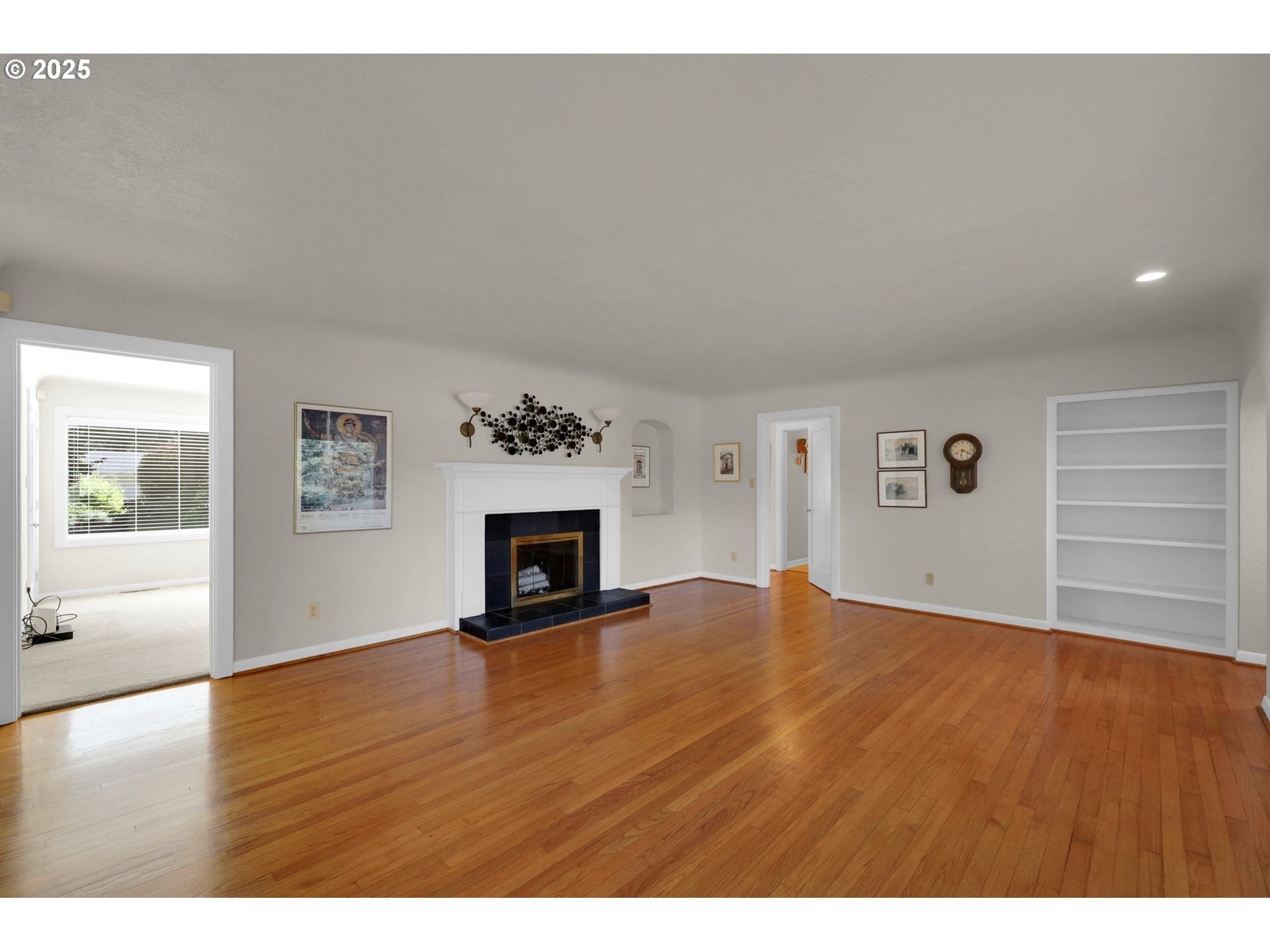 7655 Thurston Road Springfield, OR 97478 - Photo 4 of 38 Living Room