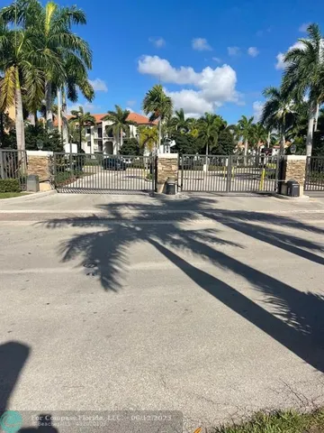a view of a fountain in the middle of a yard
