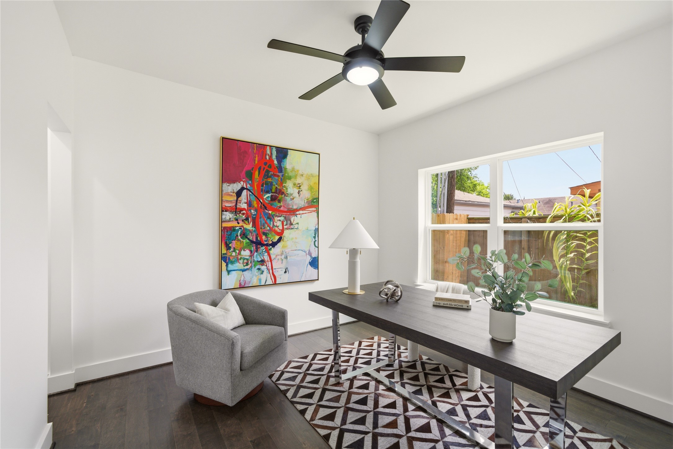 5024 Winnetka Street, Unit A Houston, TX 77021 - Photo 15 of 19 third bedroom. perfect for mixed use. With full bathroom and closet.