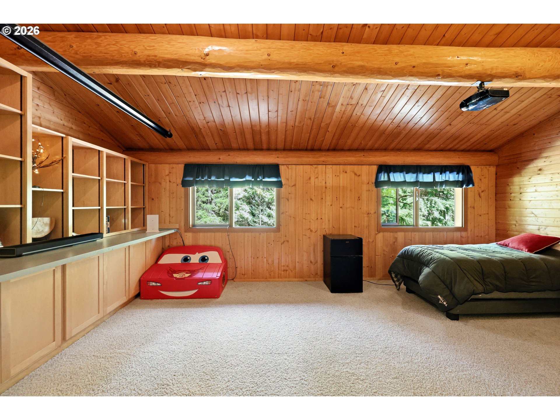 390 Spruce Creek Road Longview, WA 98632 - Photo 35 of 45 a bedroom with a bed and a window