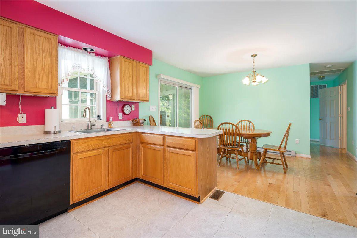 412 Stone Road Westminster, MD 21158 - Photo 8 of 47 Eat-in kitchen/dining