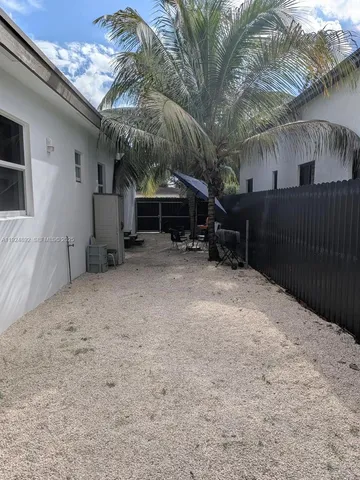 a view of a backyard