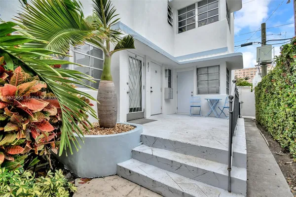$3,200 | 821 Meridian Avenue, Unit 9, Miami Beach, FL 33139
