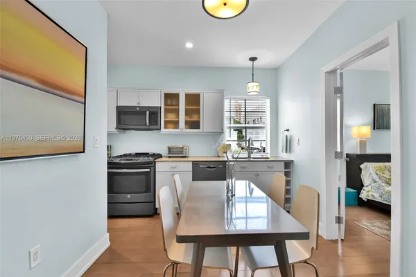 $3,200 | 821 Meridian Avenue, Unit 9, Miami Beach, FL 33139