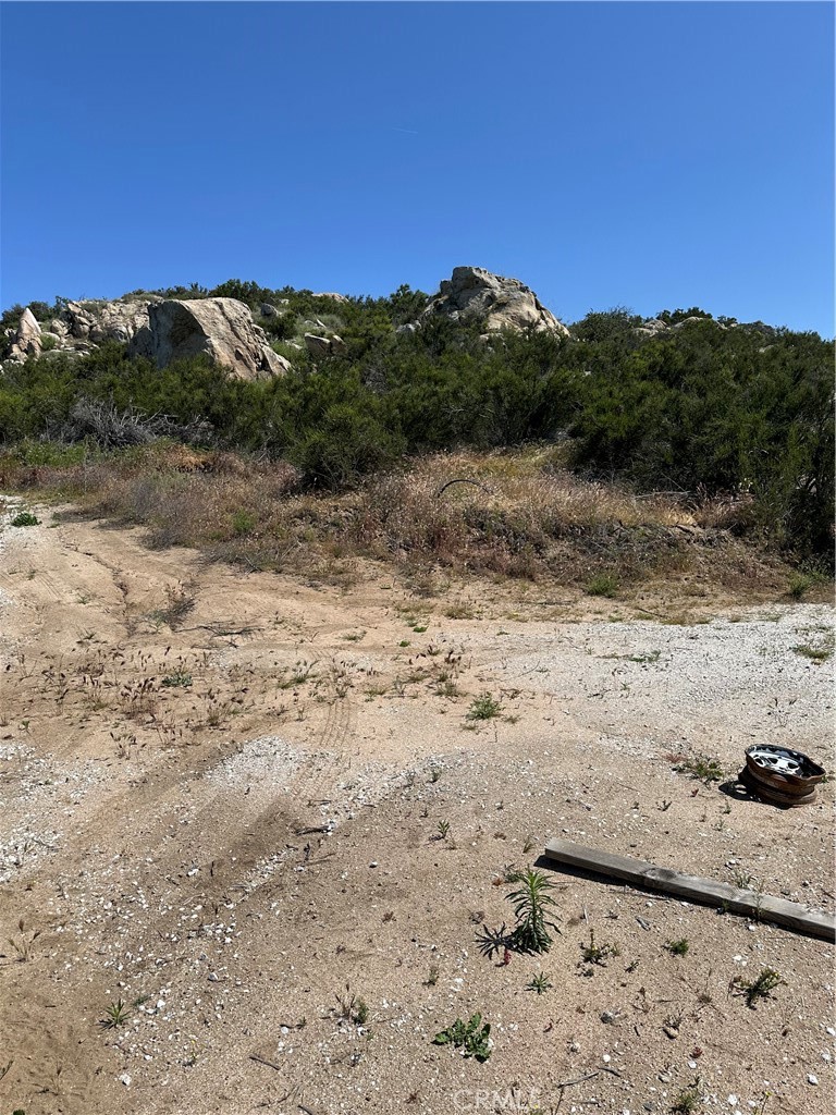 66 Rocky Knoll Road Hemet, CA 92544 - Photo 7 of 11 a view of a dry yard with lots of green space
