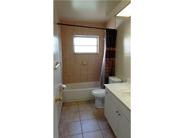 161 Northeast 20th Street Pompano Beach, FL 33060 - Photo 9 of 10 a bathroom with a toilet a sink and a bathtub