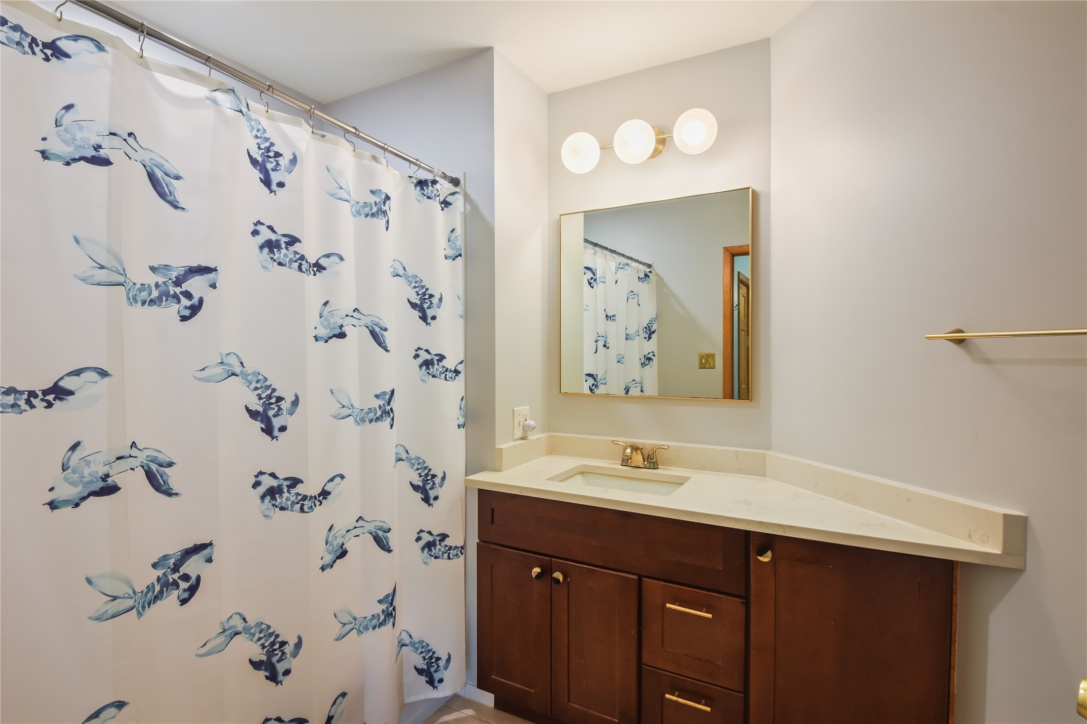 528 Old McDade Road Elgin, TX 78621 - Photo 20 of 40 Primary ensuite bathroom