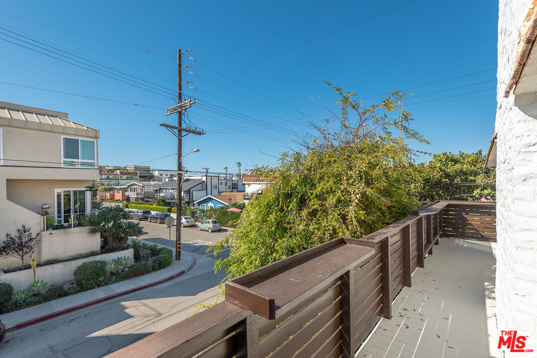 3900 Pacific Avenue Marina del Rey, CA 90292 - Photo 16 of 65 a view of a balcony with chairs