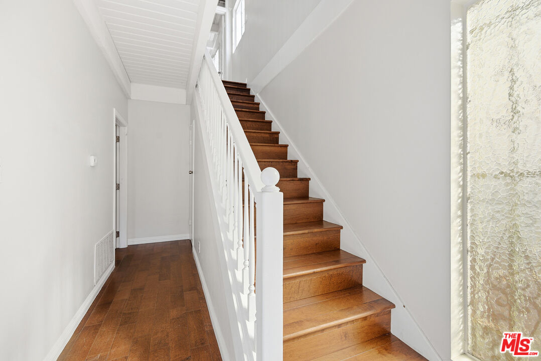 3900 Pacific Avenue Marina del Rey, CA 90292 - Photo 19 of 65 a view of entryway and hall with wooden floor