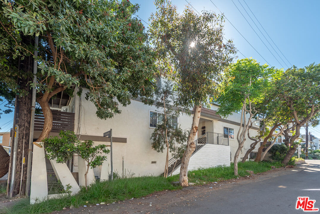 3900 Pacific Avenue Marina del Rey, CA 90292 - Photo 2 of 65 a front view of a house with garden