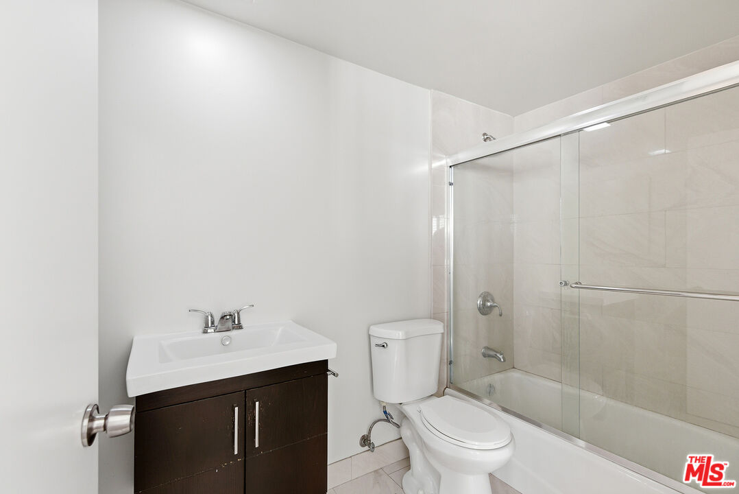 3900 Pacific Avenue Marina del Rey, CA 90292 - Photo 33 of 65 a bathroom with a sink a toilet and shower