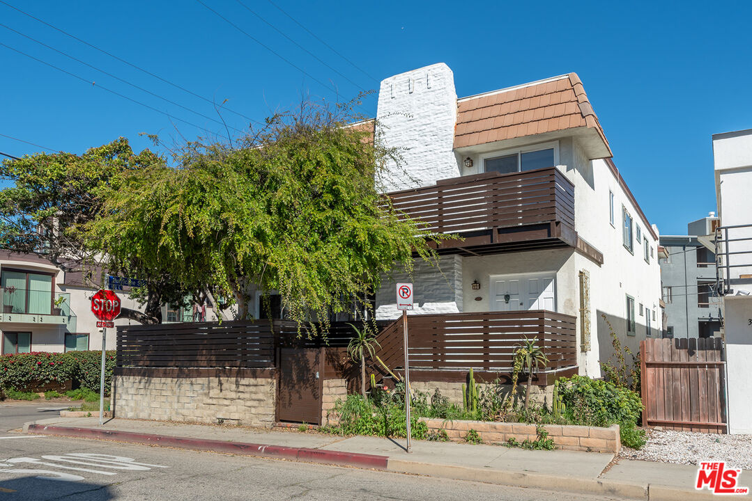 3900 Pacific Avenue Marina del Rey, CA 90292 - Photo 4 of 65 a front view of a residential apartment building with a yard