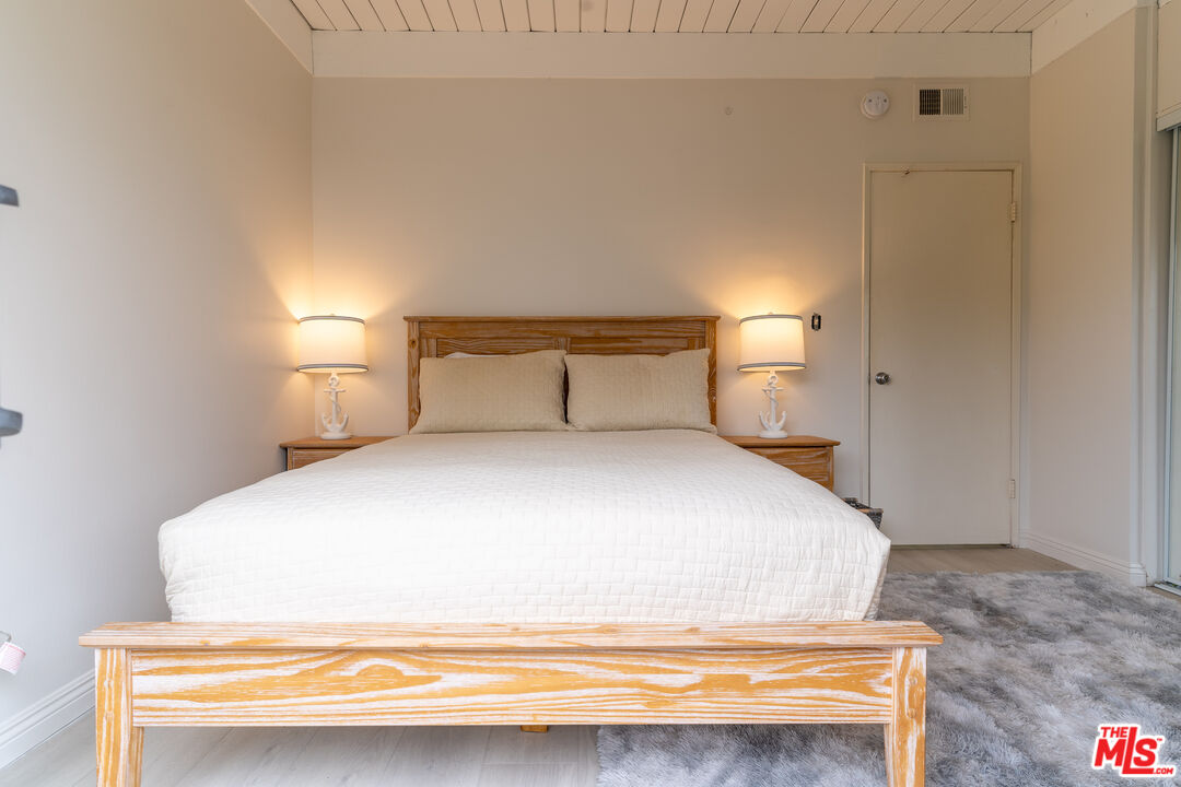 3900 Pacific Avenue Marina del Rey, CA 90292 - Photo 52 of 65 a bedroom with a bed and a night stand