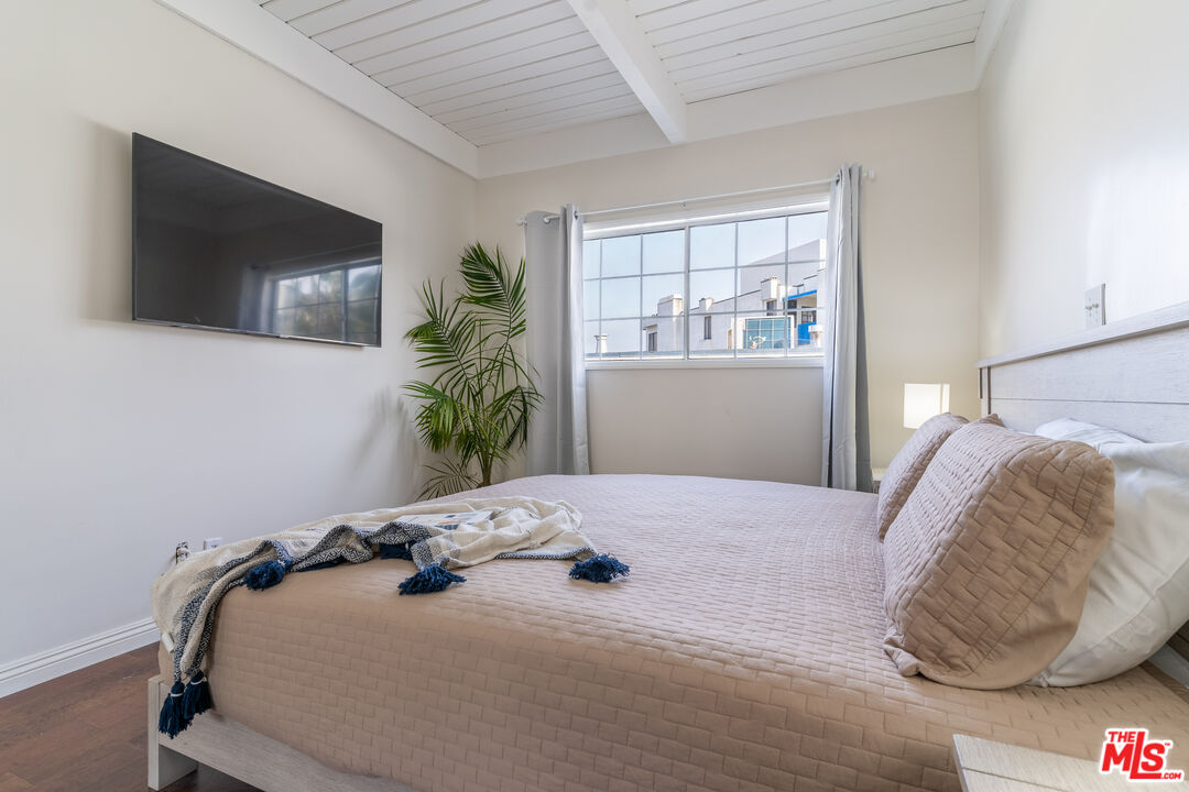 3900 Pacific Avenue Marina del Rey, CA 90292 - Photo 60 of 65 a bedroom with a bed and a flat screen tv