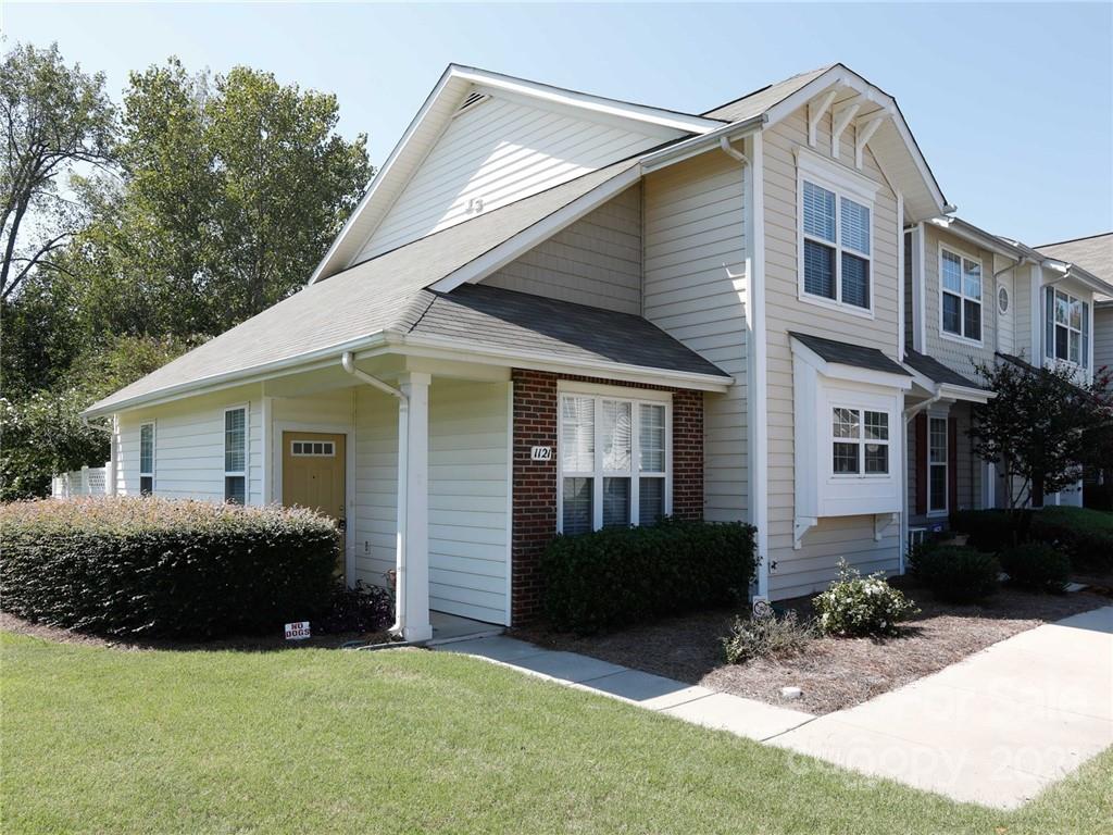 a view of a house with backyard and garden