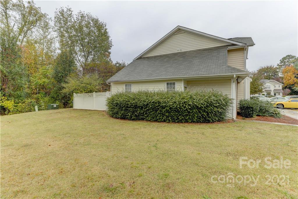 1121 Sienna Sand Way Fort Mill, SC 29708 - Photo 27 of 30 front view of a house with a yard