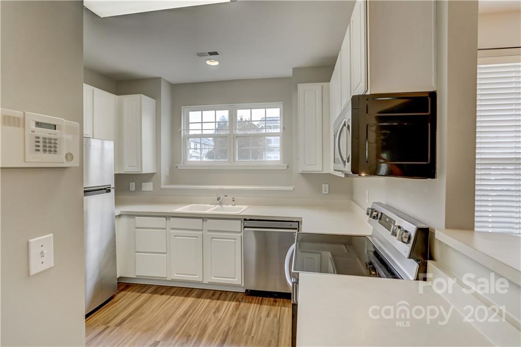 1121 Sienna Sand Way Fort Mill, SC 29708 - Photo 9 of 30 a kitchen that has a sink and a stove in it