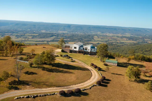 $1,100,000 | 99 Raven Crest Trail West, Graysville, TN 37338