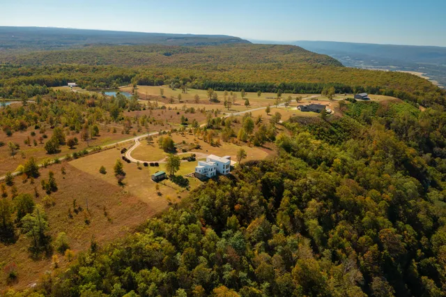 $1,100,000 | 99 Raven Crest Trail West, Graysville, TN 37338