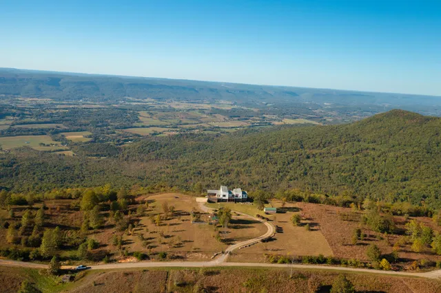 $1,100,000 | 99 Raven Crest Trail West, Graysville, TN 37338