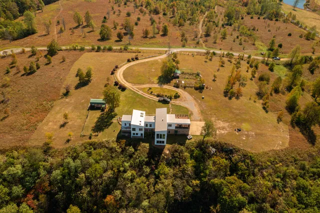 $1,100,000 | 99 Raven Crest Trail West, Graysville, TN 37338