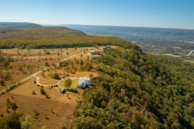 $1,100,000 | 99 Raven Crest Trail West, Graysville, TN 37338