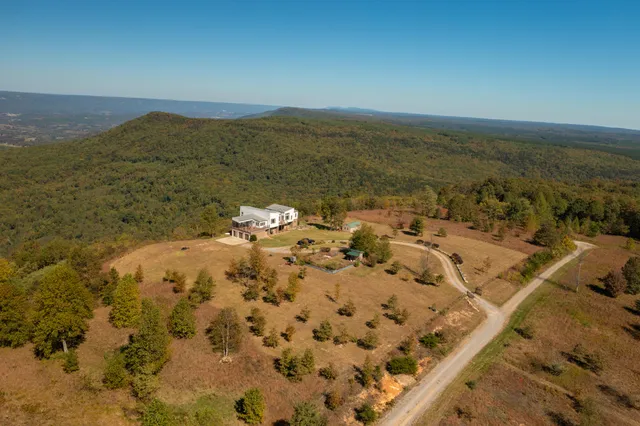 $1,100,000 | 99 Raven Crest Trail West, Graysville, TN 37338
