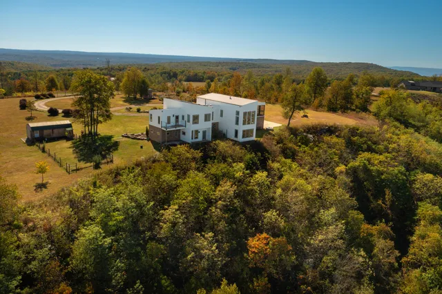 $1,100,000 | 99 Raven Crest Trail West, Graysville, TN 37338