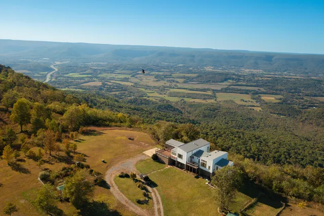 $1,100,000 | 99 Raven Crest Trail West, Graysville, TN 37338
