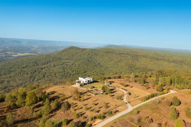 $1,100,000 | 99 Raven Crest Trail West, Graysville, TN 37338