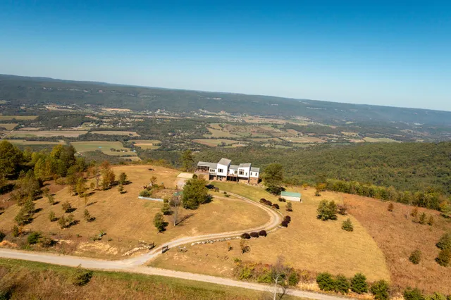 $1,100,000 | 99 Raven Crest Trail West, Graysville, TN 37338