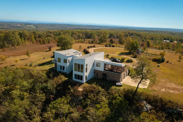 $1,100,000 | 99 Raven Crest Trail West, Graysville, TN 37338