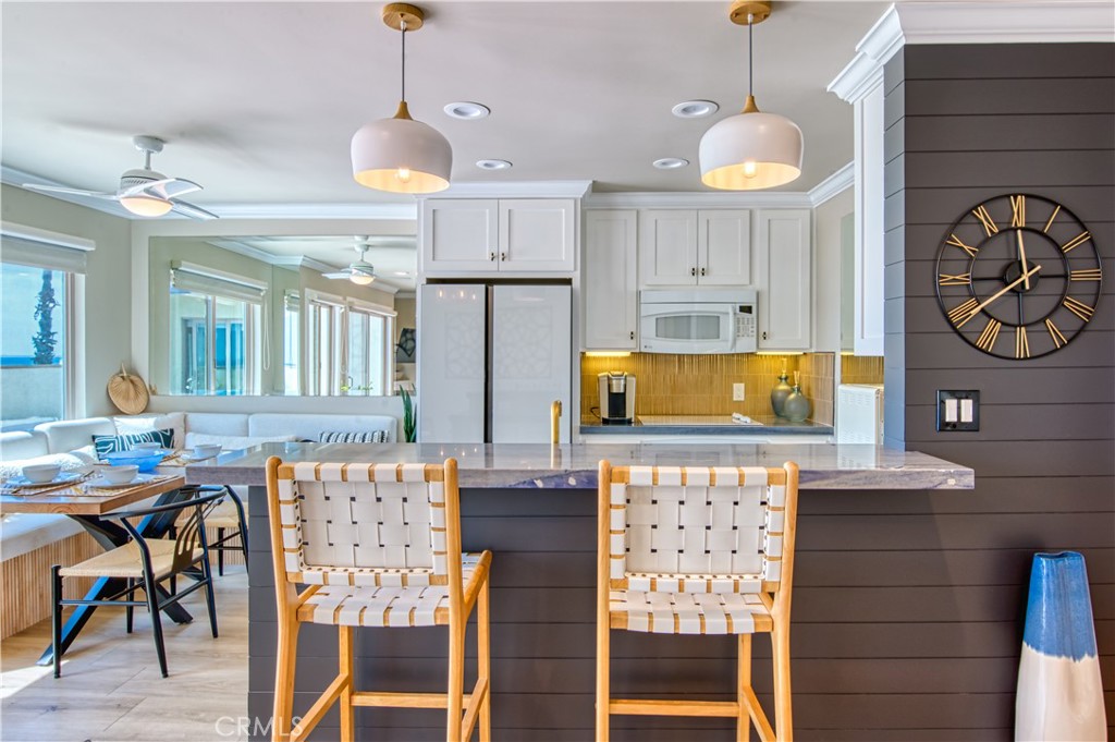 711 Pacific Coast Highway, Unit 421 Huntington Beach, CA 92648 - Photo 3 of 35 Dining at the bar