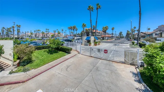 $7,950 | 711 Pacific Coast Highway, Unit 421, Huntington Beach, CA 92648