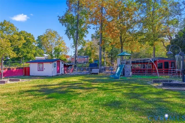 a view of backyard with a barn