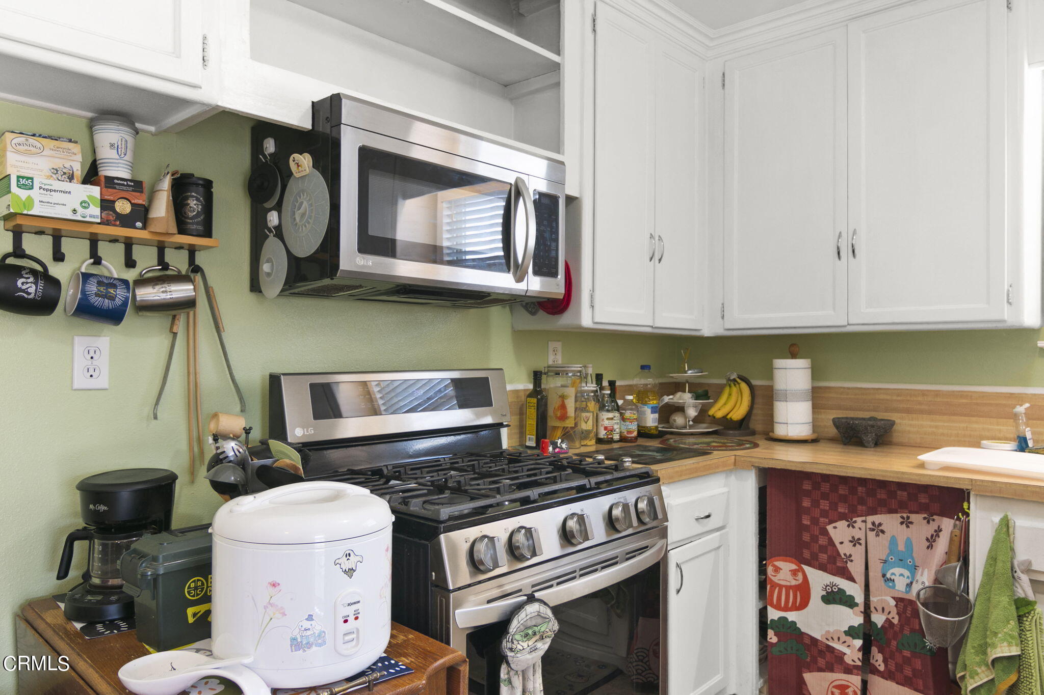 524 Nectarine Street Oxnard, CA 93033 - Photo 11 of 28 a kitchen with a stove a sink and a microwave