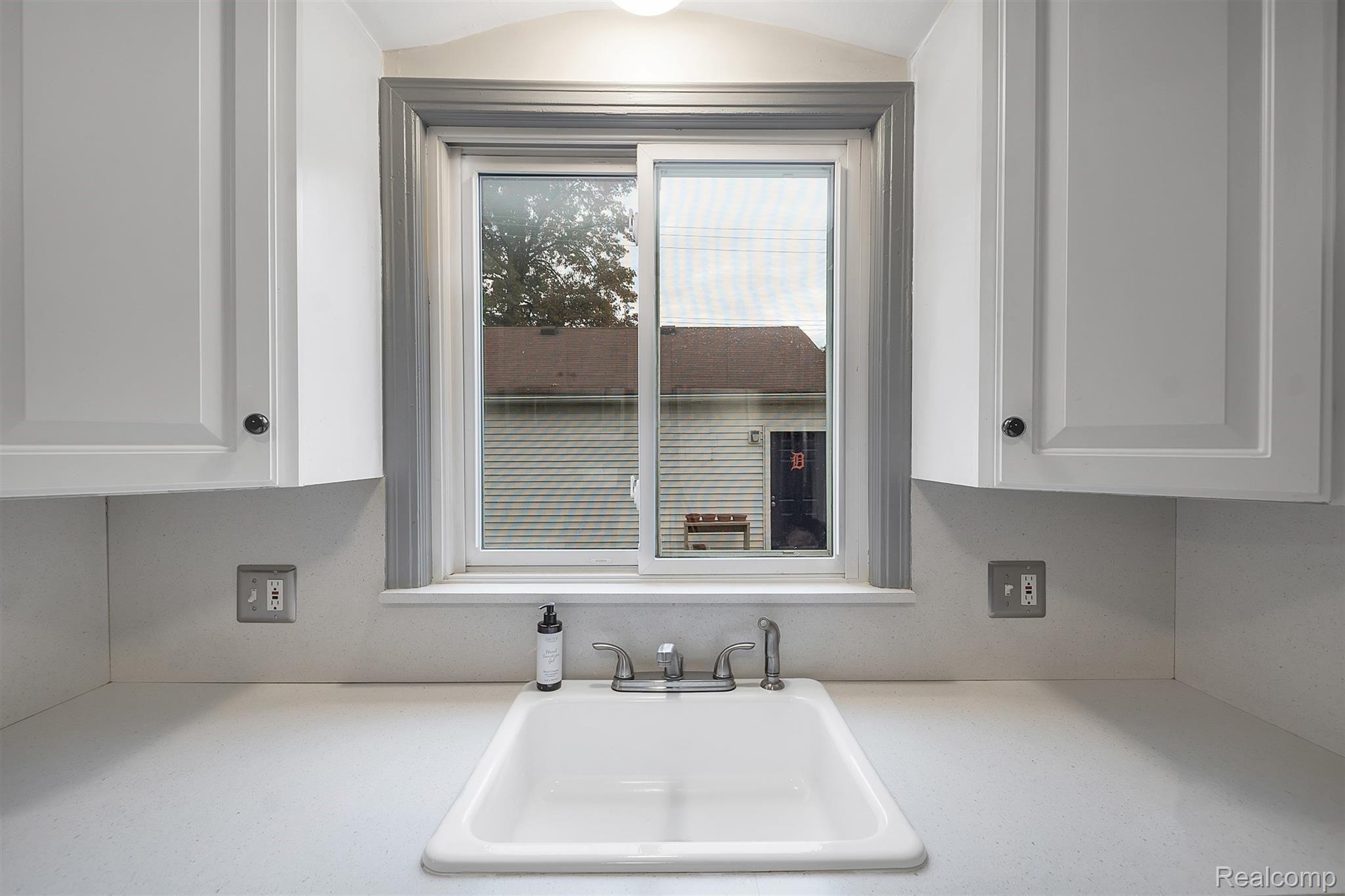 7338 Rosedale Boulevard Allen Park, MI 48101 - Photo 13 of 31 17-7338 Rosedale Blvd-WindowStill-R.jpg