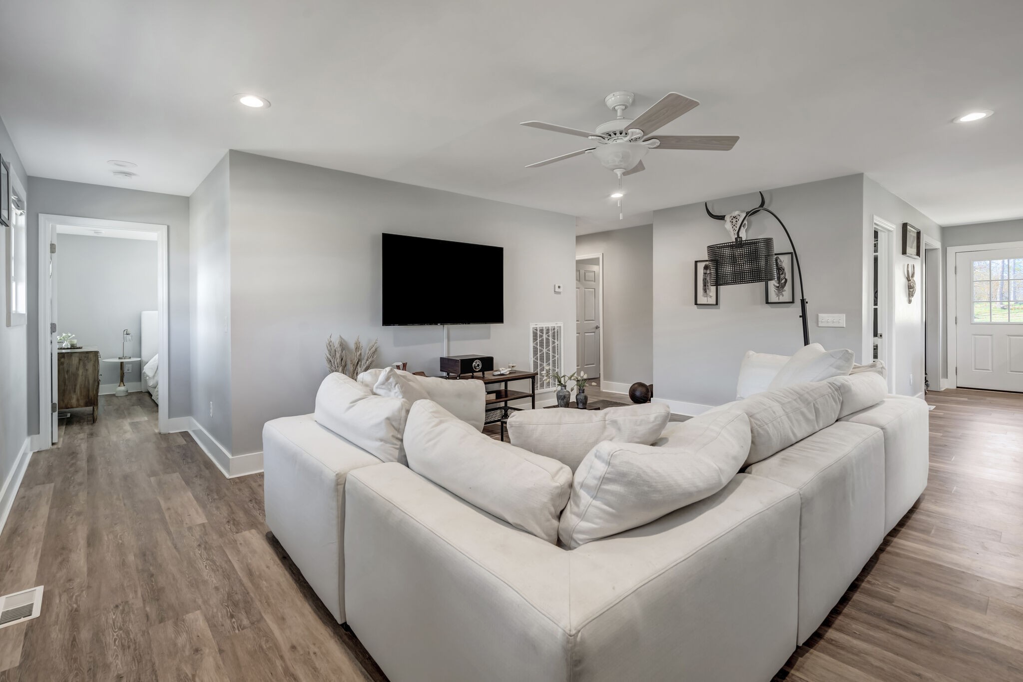 114 River Road Hendersonville, TN 37075 - Photo 28 of 34 a living room with furniture and a flat screen tv