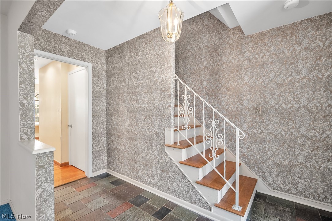 891 Brainard Road Cleveland, OH 44143 - Photo 6 of 35