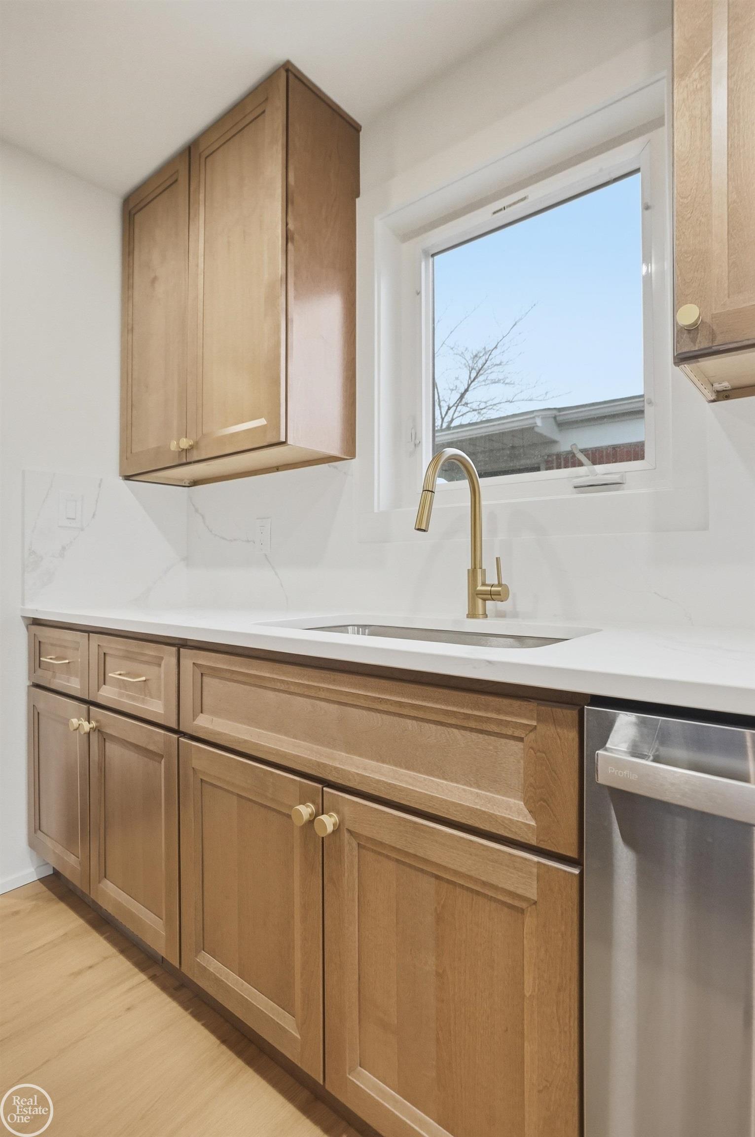 18050 Winsome Road Fraser, MI 48026 - Photo 4 of 25 50197125-47a683e2-0889-4d1c-91a2-b87e1732ef8c.JPG