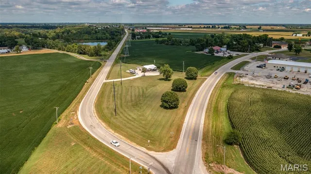 $225,000 | 20447 Old Rte 66, Staunton, IL 62088