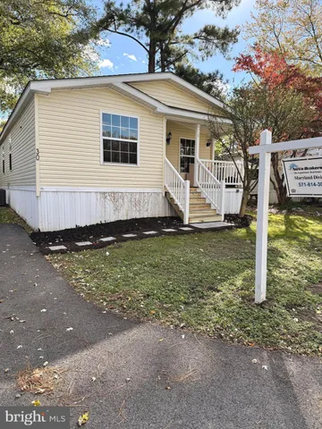 a view of a house with backyard and garden