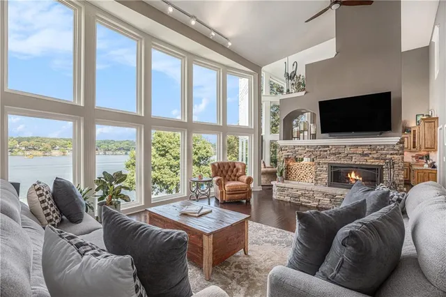 $1,825,000 | 326 South Shore Drive, Lake Winnebago, MO 64034