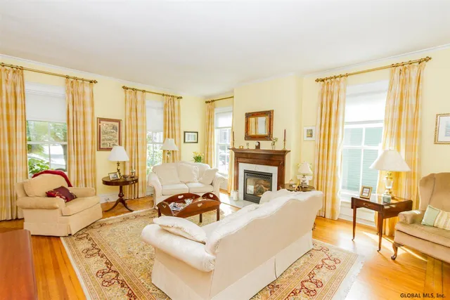 $2,400 | 137 Lake Avenue, Saratoga Springs, NY 12866